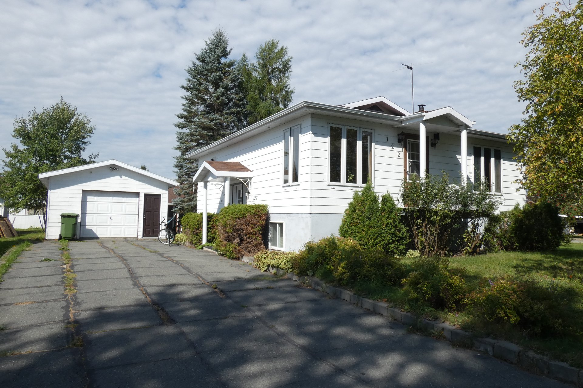 Propriétés 122 Av. du Borddel'Eau O. La Sarre Les immeubles EXCELL